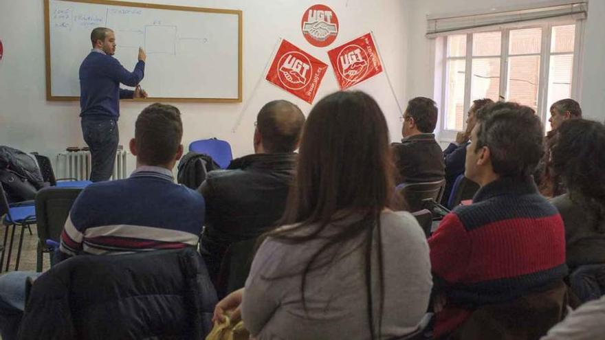 Vicente Merino, responsable del proyecto, durante una reunión explicativa en Benavente.