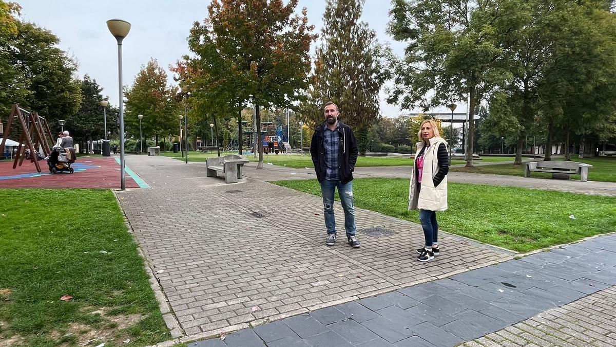 El teniente de alcalde, Alberto Pajares junto a la edil de urbanismo, Susana Madera en el parque de la Paz de Lugones, esta mañana.