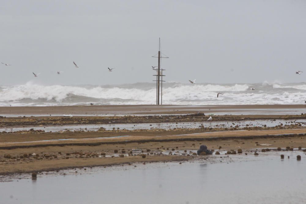 Las playas de la Malva-rosa, el Cabanyal y la Marina tras el temporal marítimo.