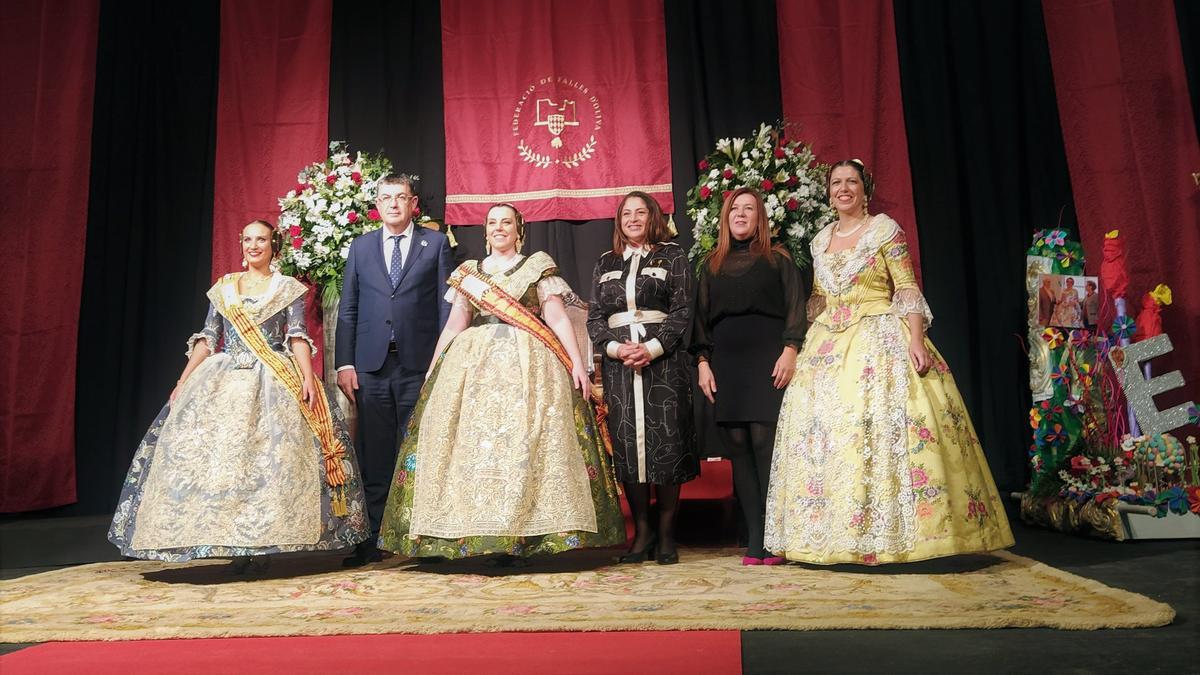 Estefania Peiró, junto a la presidenta, Ramona Pérez, el presidente de las Corts, Enric Morera, la alcalesa y la concejala de Fiestas