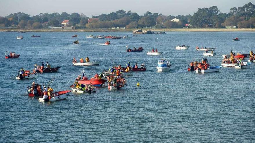 Un trabajo intenso para los mariscadores, tanto a flote como a pie  |  Tanto los mariscadores de a flote (rañeiros) -en la fotografía se observa a los de A Illa de Arousa trabajando en sus autorizaciones- como los de a pie realizan un trabajo intenso estos días en el conjunto de las rías gallegas. Y lo mismo puede decirse de los titulares de concesiones de acuicultura, como sucede en los parques de cultivo de Carril. Unos y otros quieren sacar partido a la Navidad, sabedores de que en estas fechas se dispara el precio de los diferentes tipos de almeja, como también el de berberecho, navaja y demás bivalvos.