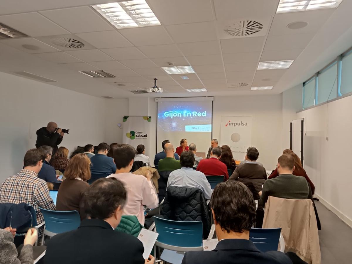 María  Montes , gerente del Club de Calidad, y Luis Díaz, gerente de Impulsa en una de las sesiones de «Gijón en Red