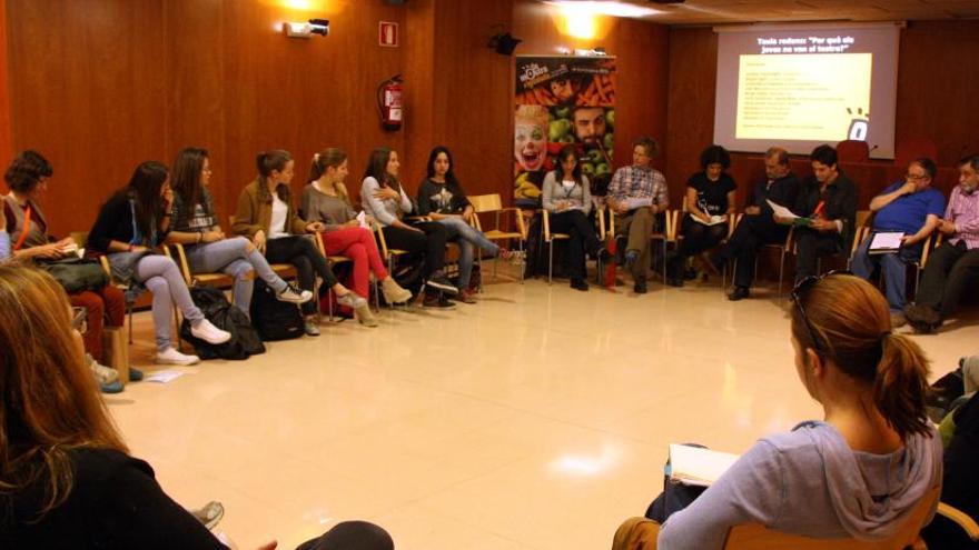 Els participants a la taula rodona: &#039;Per què els joves no van al teatre?&#039; a la Biblioteca d&#039;Igualada · ACN