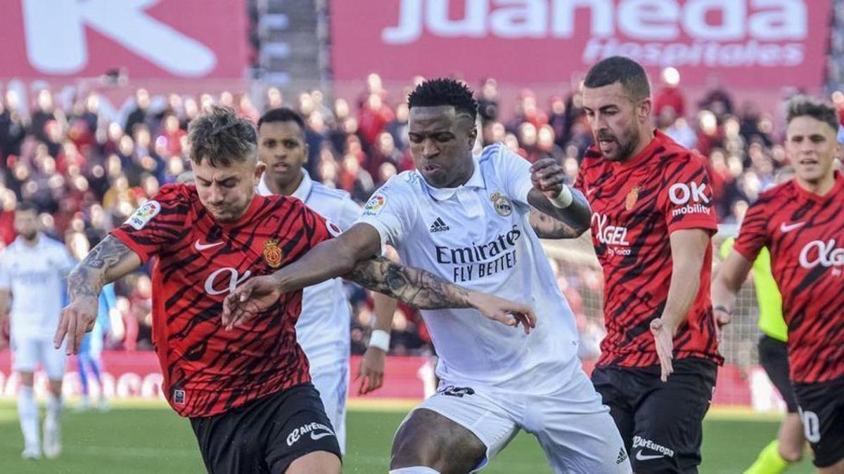 Vinicius disputa el balón a Maffeo, el pasado 5 de febrero en Son Moix.