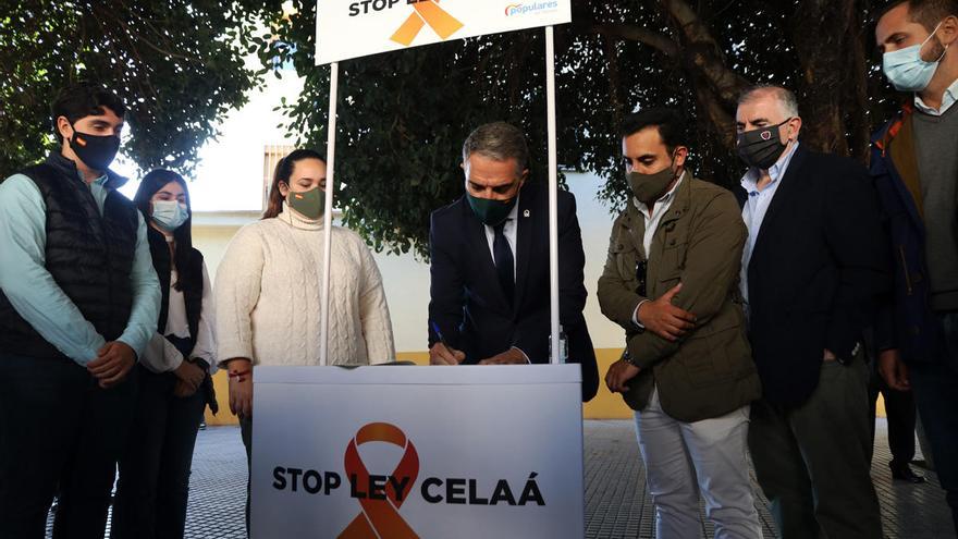 Bendodo protesta contra la Ley Celaá ante un colegio cerca de la sede del PSOE