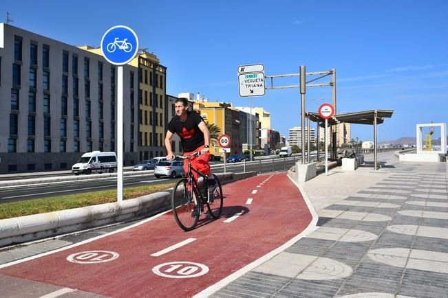 Instalación de tres pérgolas en la Avenida Marítima