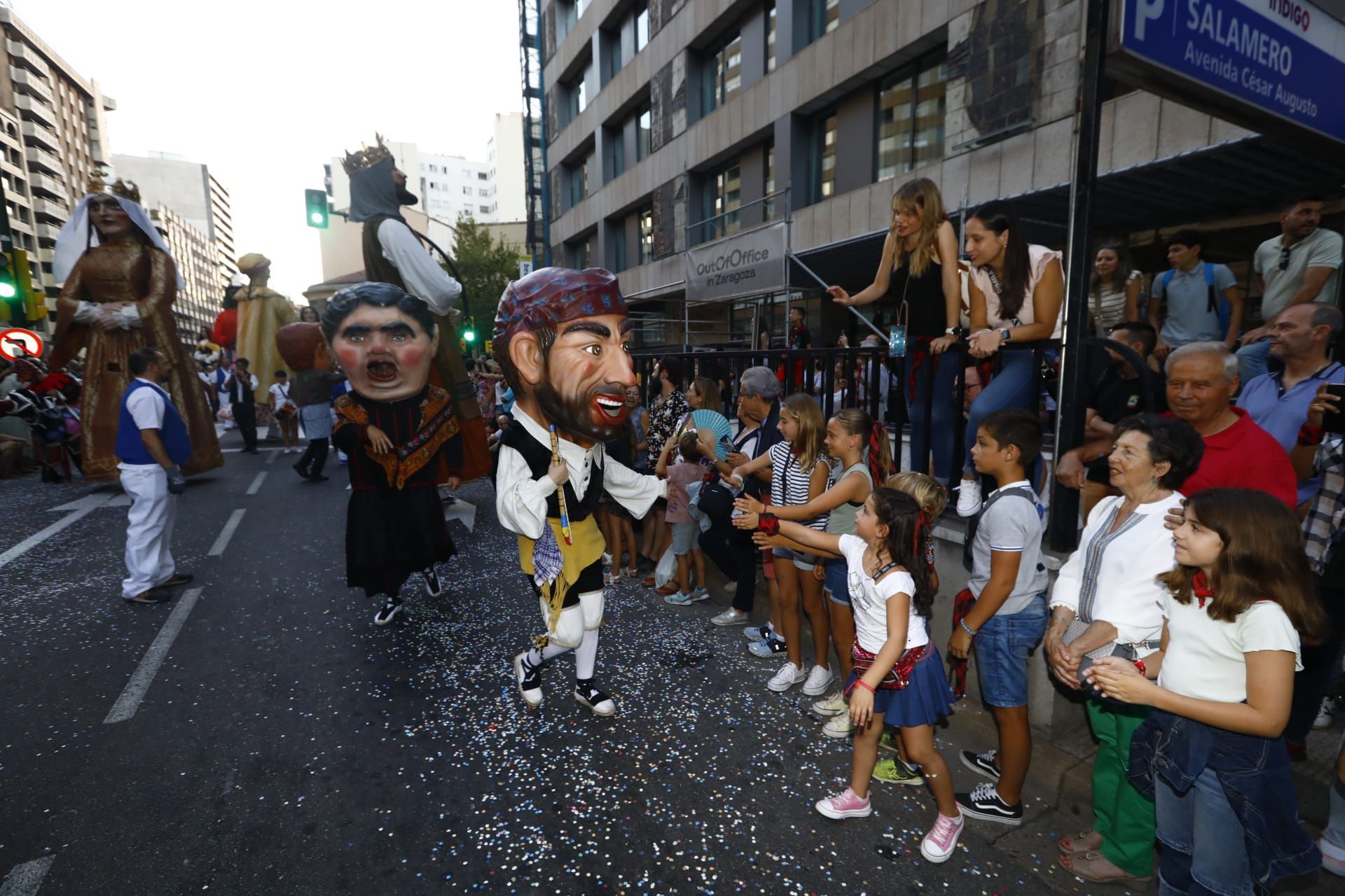 EN IMÁGENES | El desfile el pregón llena de ilusión las calles de Zaragoza