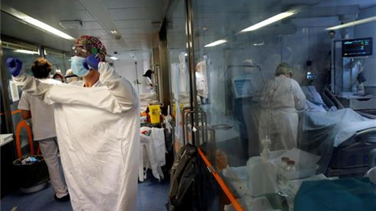 Profesionales sanitarios trabajan en una de las ucis del Hospital Clínic de Barcelona para pacientes covid, en una imagen de archivo.
