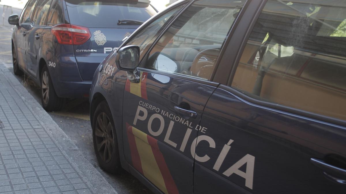 Vehículos de la Policía Nacional en A Coruña.