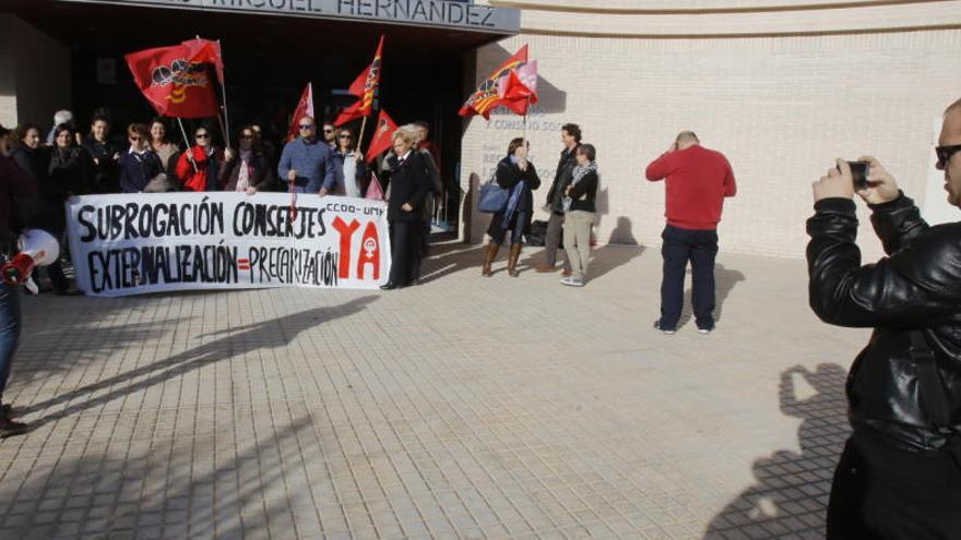 La protesta de un grupo de conserjes de la UMH