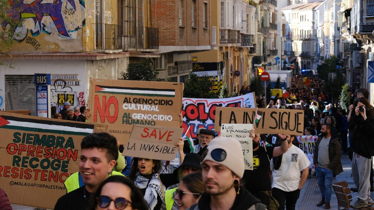 La manifestación en defensa de La Casa Invisible, en fotos