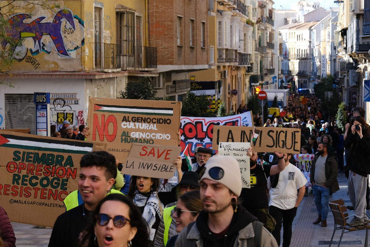 Manifestación en defensa de La Casa Invisible por las calles de Málaga.