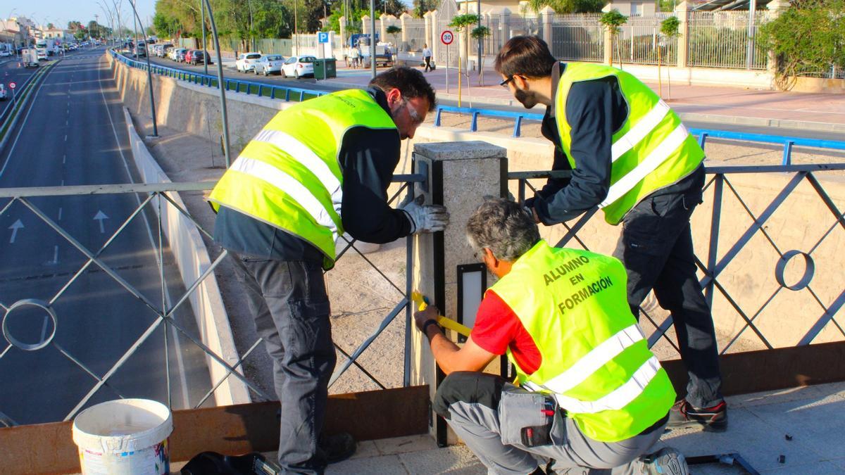Operarios municipales instalando los perfiles en el Puente de la Torta.