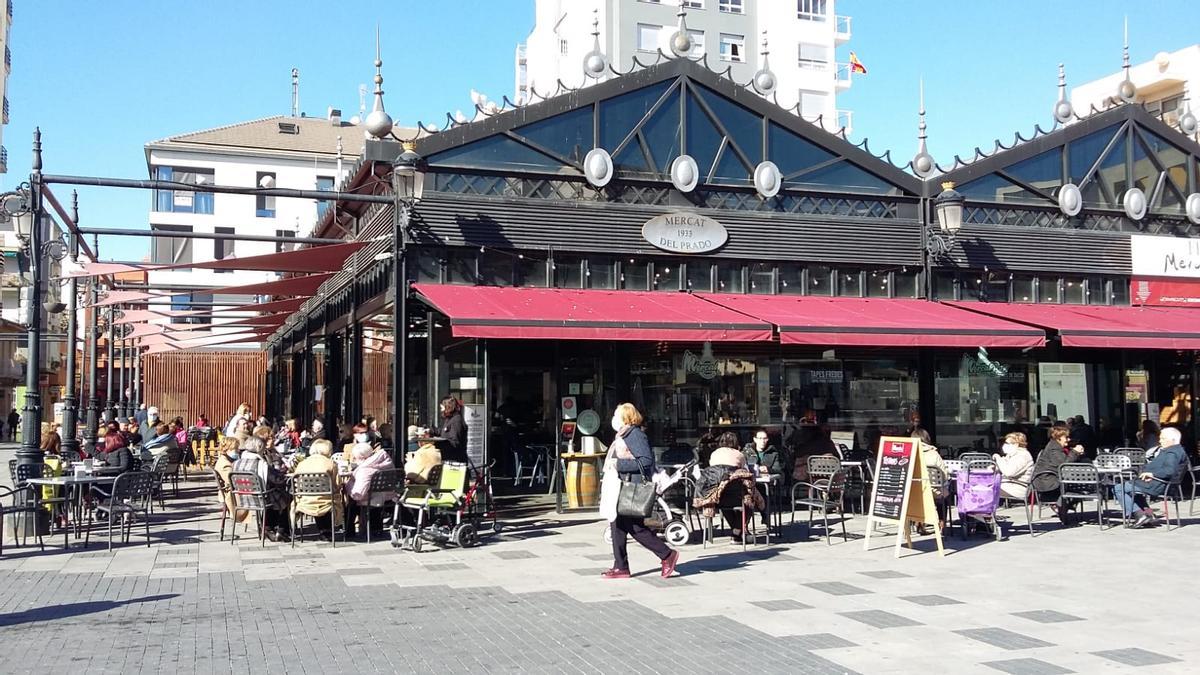 Una terraza de la plaza del Prado de Gandia llena de gente