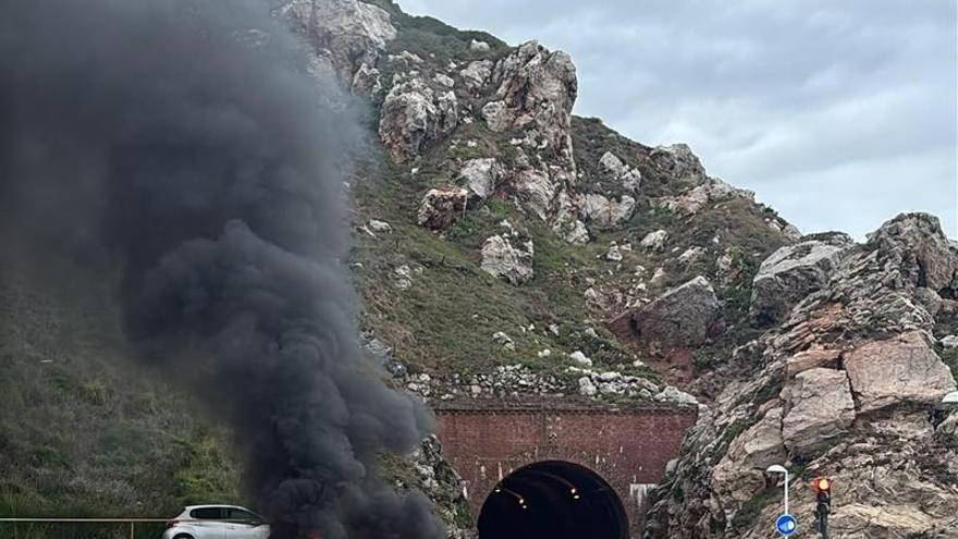 Un coche calcinado a la entrada del túnel de Arnao obliga a cortar el tráfico en ambos sentidos