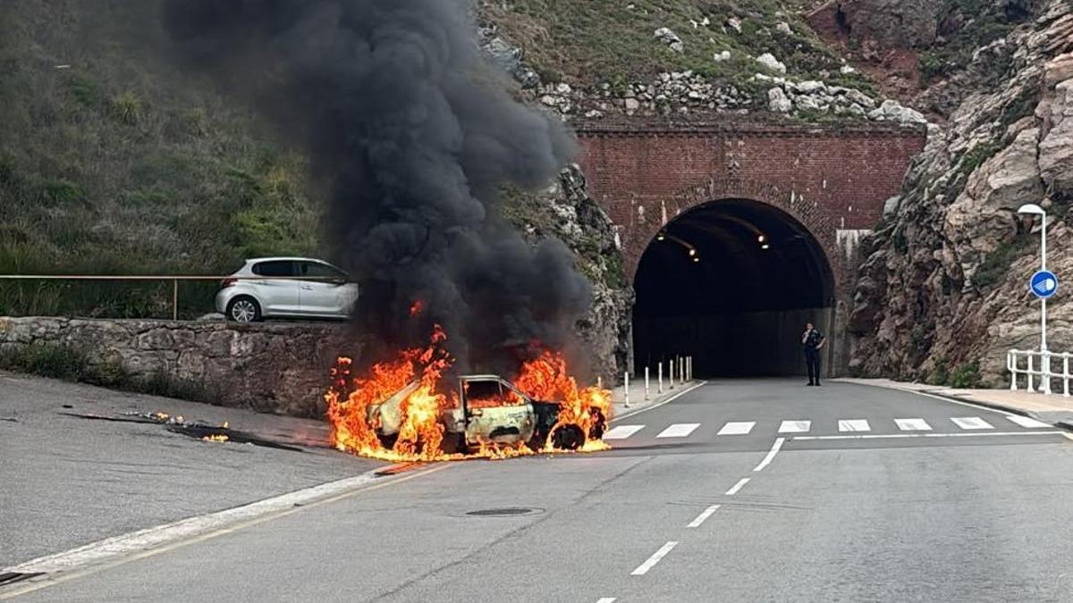 Un coche calcinado a la entrada del túnel de Arnao obliga a cortar el tráfico en ambos sentidos