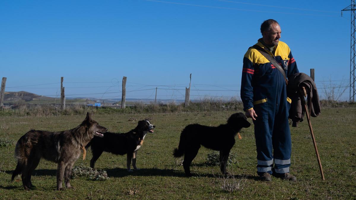Jesús Manuel Mañenes con sus perros