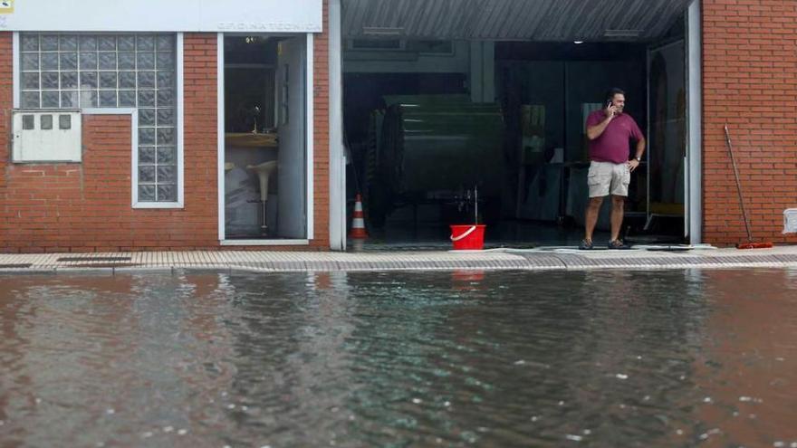 Santos Miguel Alonso, en su empresa de la travesía del Cristal, inundada por la tromba de agua.