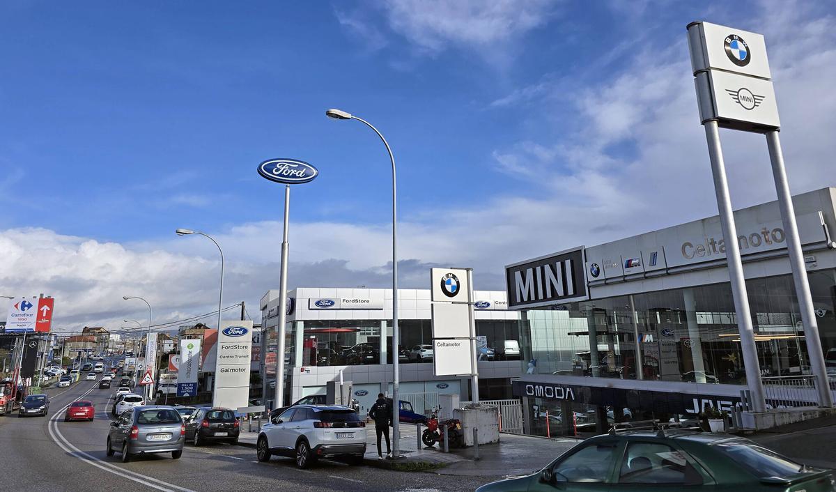 Vista general de la Avenida de Camposancos, en San Andrés de Comesaña, con concesionarios y talleres de coches.
