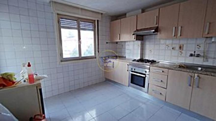 110.000 € Venta de piso en Praza da Industria (Vigo) 90 m2, 3 habitaciones, 2 baños, 1.222 €/m2, 3 Planta...