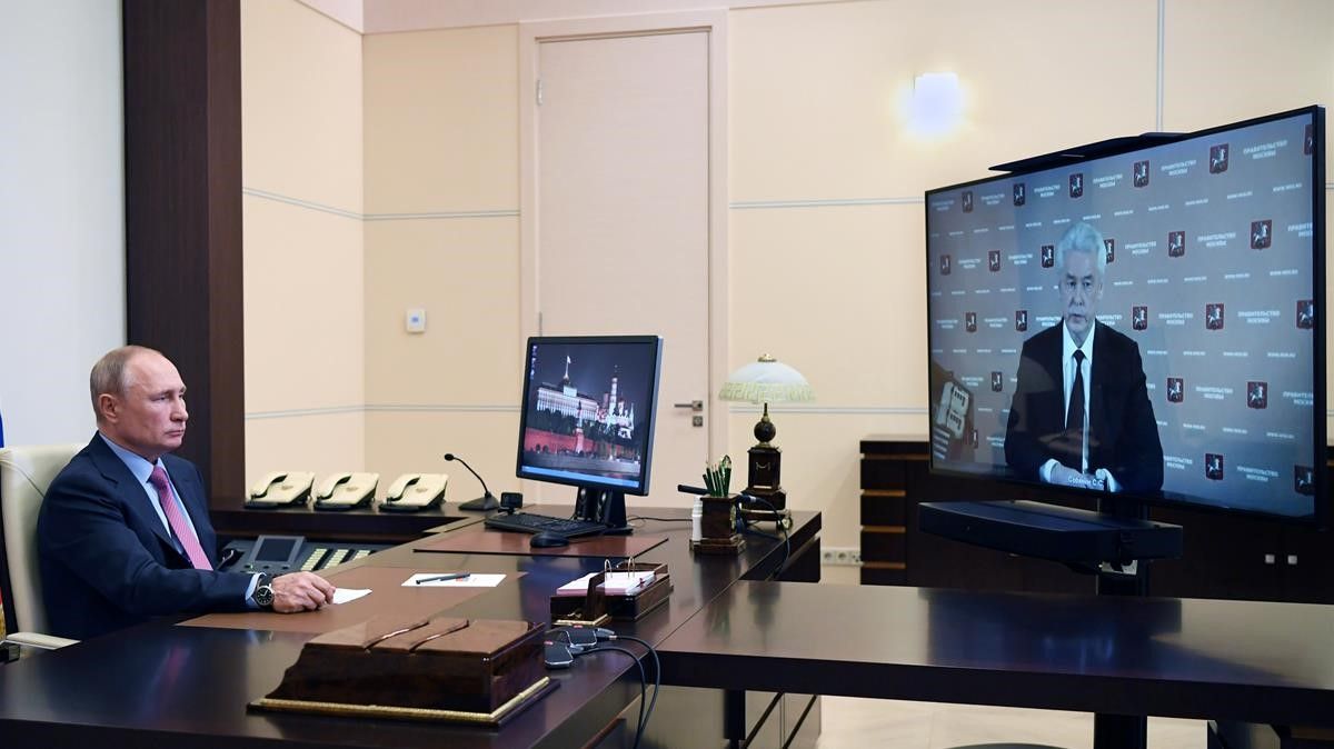 El presidente ruso Vladimir Putin (izquierda) mantiene una vídeo conferencia con el alcalde de Moscú Serguei Sobyanin, el pasado 27 de mayo