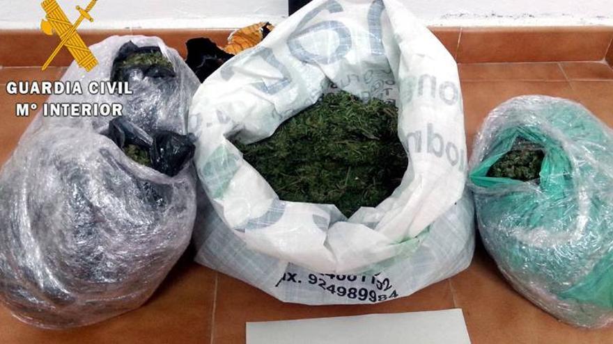 Tres detenidos por transportar más de dos kilos de marihuana en un turismo por la provincia de Badajoz