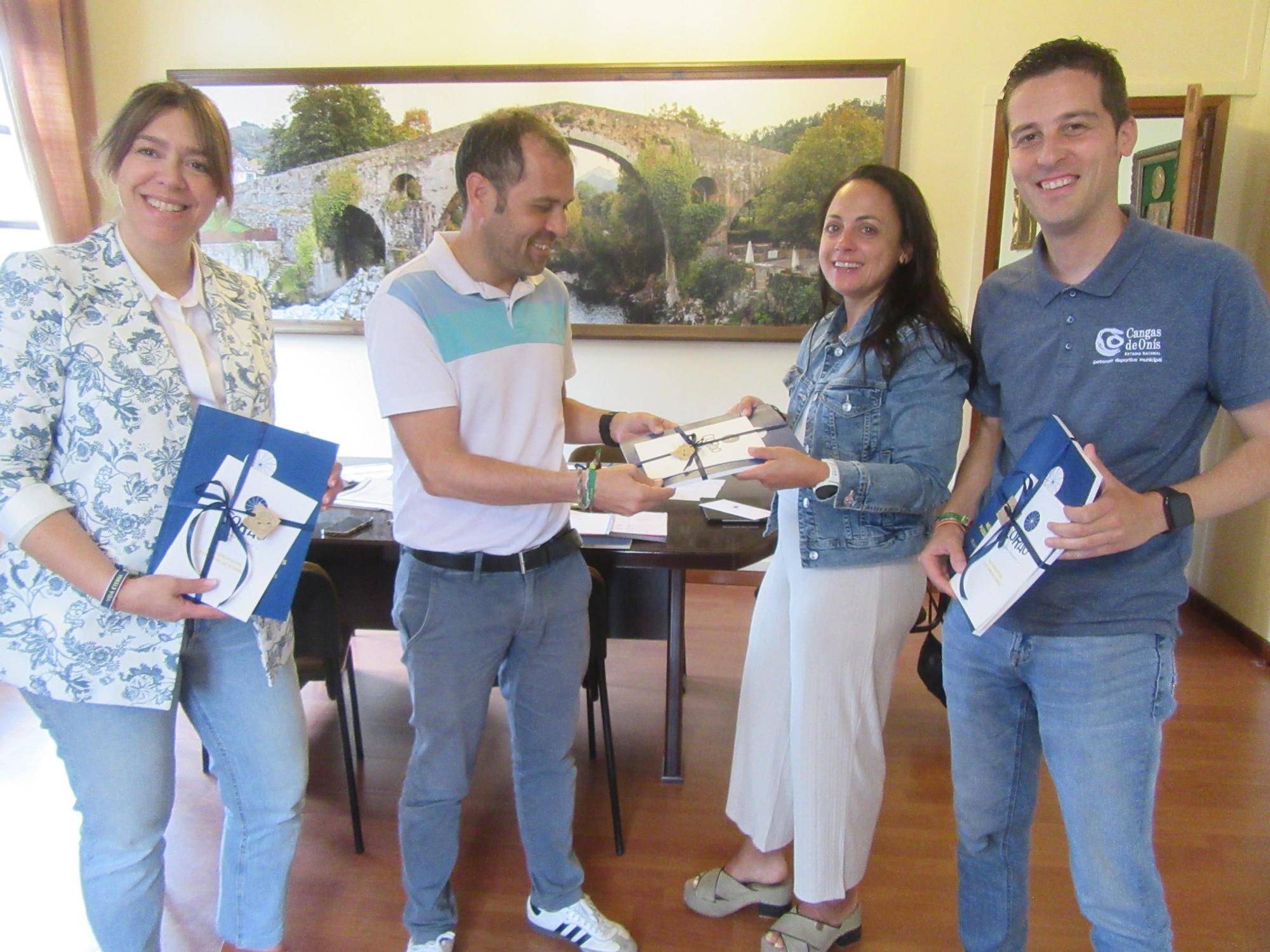 Representantes de corao entregan la documentación en el Ayuntamiento.