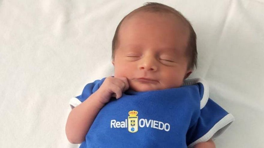 Sara Vázquez Miranda, con su body del Oviedo. | LNE