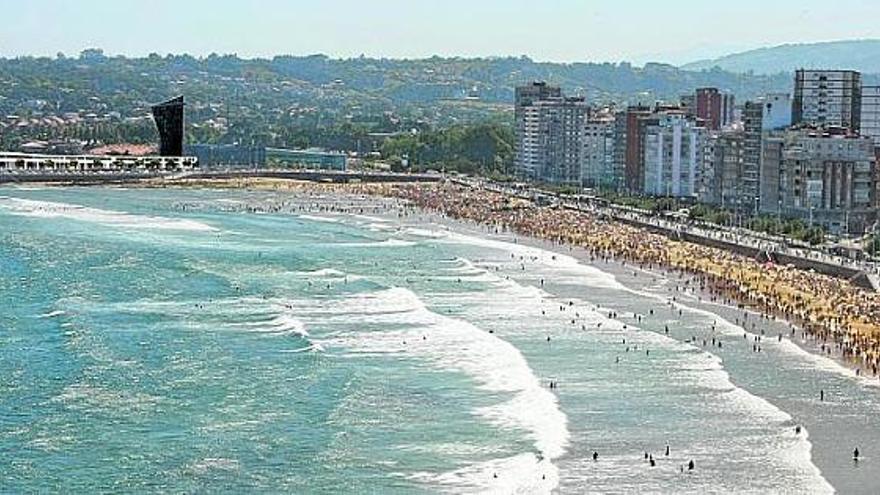 La fachada marítima de San Lorenzo con la recreación virtual de la torre que está previsto construir en la Ería del Piles.