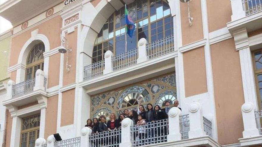 El pueblo gitano exhibe su bandera en el teatro durante todo el fin de semana
