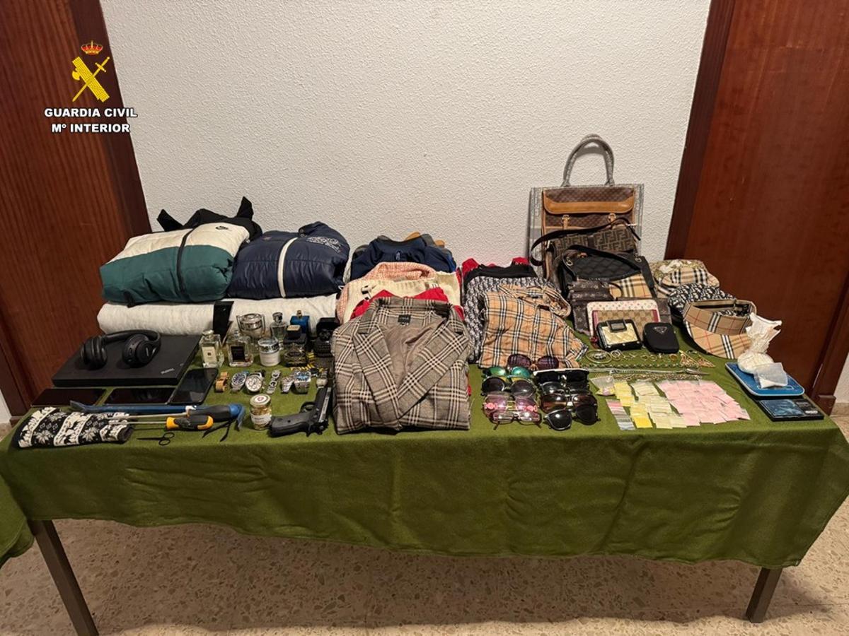 Objetos recuperados y los que empleaban los cacos para forzar puertas y ventanas