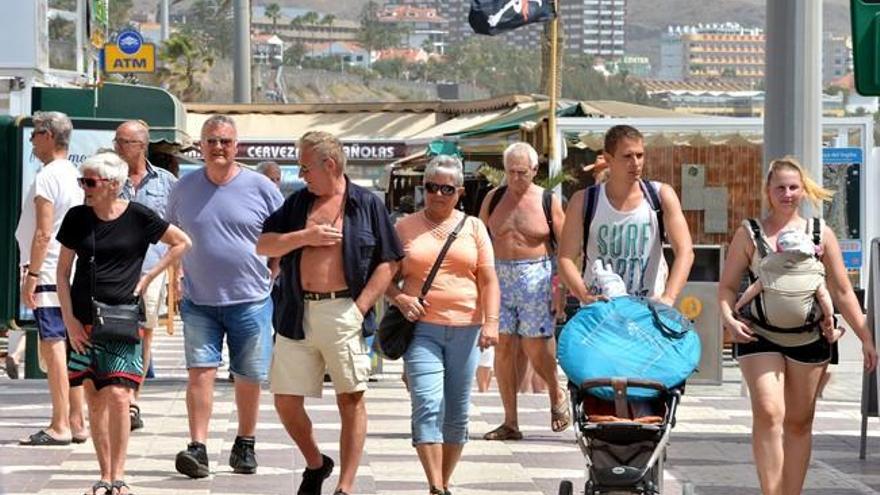 Turistas en Playa del Inglés