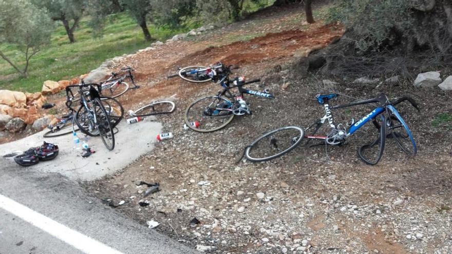 Un coche arrolla en Alicante a seis ciclistas profesionales