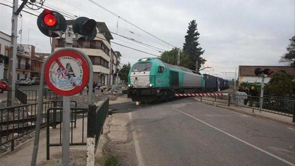 Paso a nivel de la vía del tren en Alcolea.