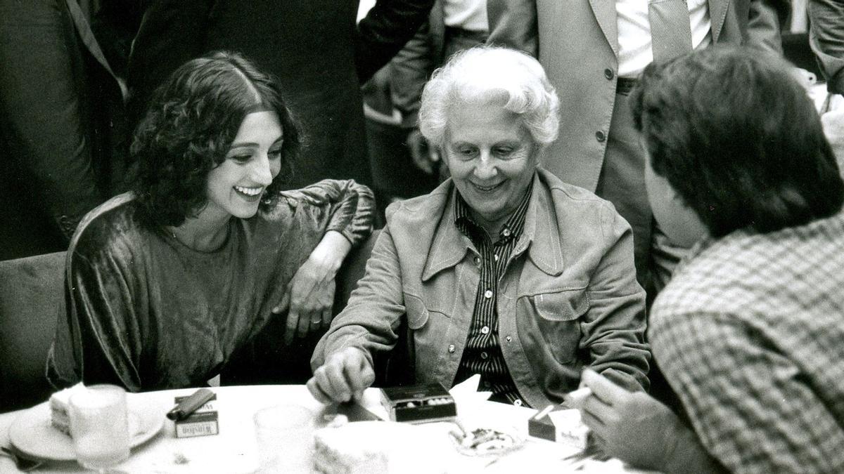 Sílvia Munt i Mercè Rodoreda, en una preciosa foto relaizada durante una visita de la escritora al 'set' de rodaje.
