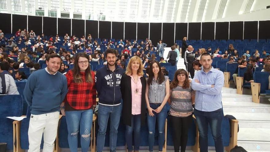 Organizadores y alumnos esta mañana en el Calatrava.