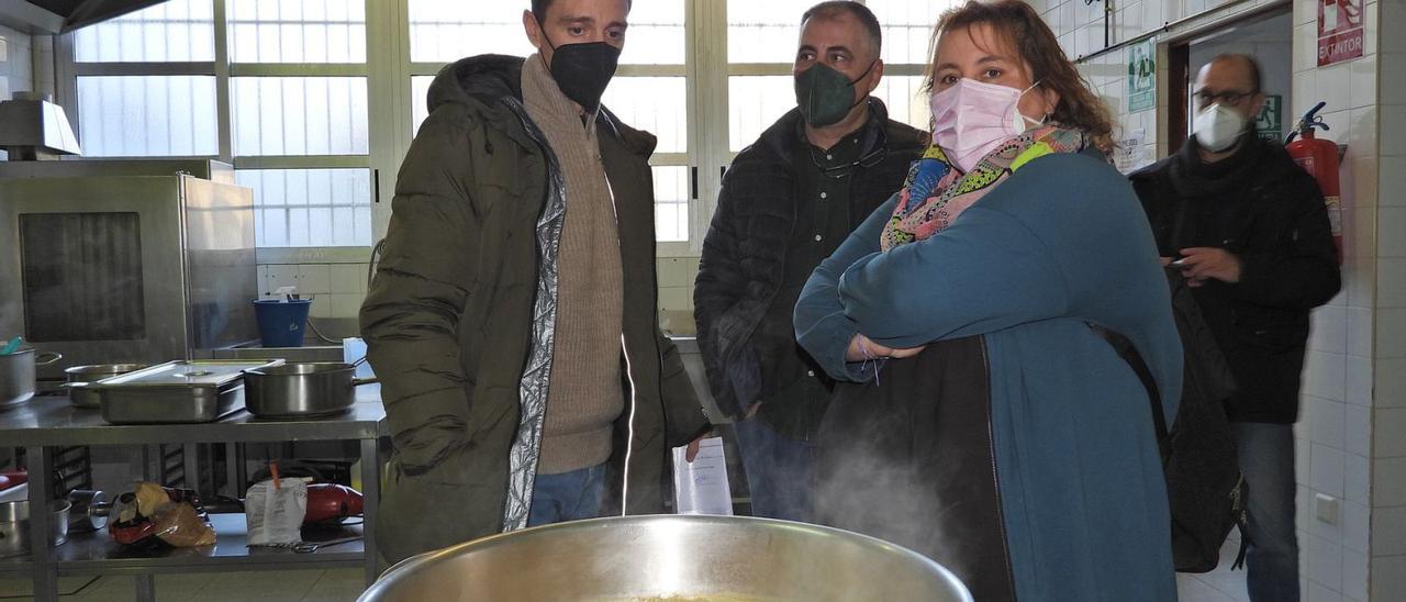 José Antonio Álvarez Caride, en el centro, con Leticia Cardenal, presidenta de CEAPA, ayer en la cocina del Seminario.   | // FERNANDO CASANOVA