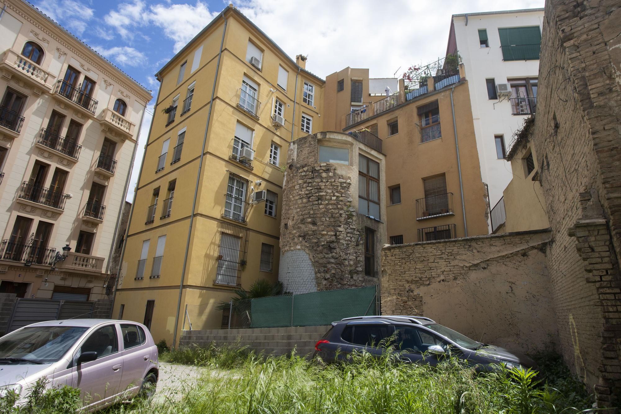 Los restos de la muralla árabe de València que recorren la ciudad