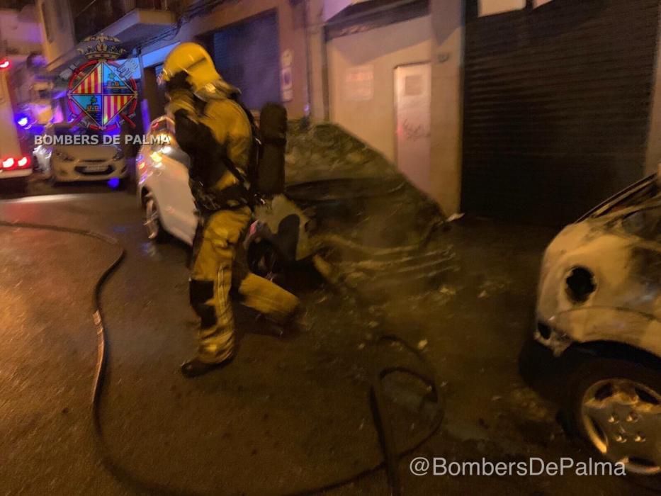 Incendian dos coches de madrugada en Palma