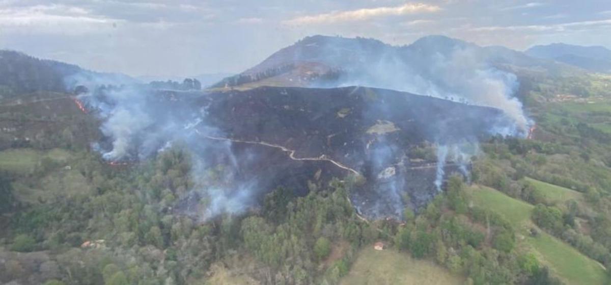 El viento complica la extinción de incendios en Llanera, Belmonte de Miranda y Piloña