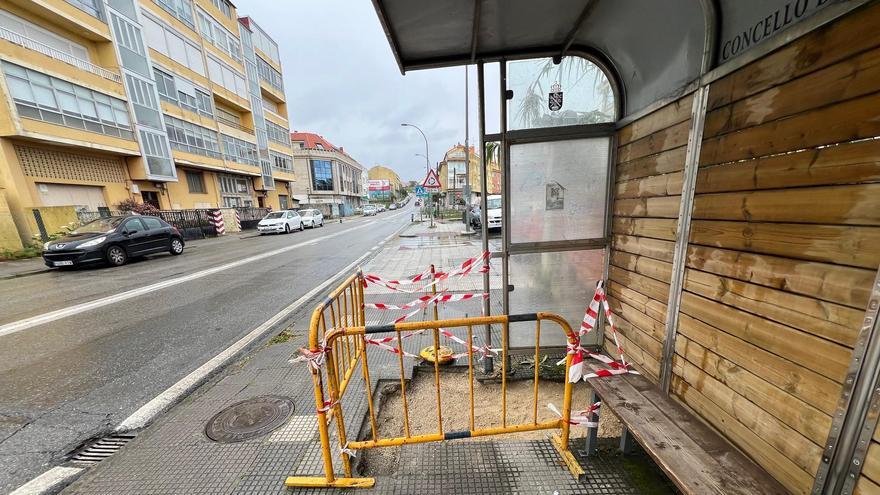 Tapan el socavón en una parada de autobús de Rodeira