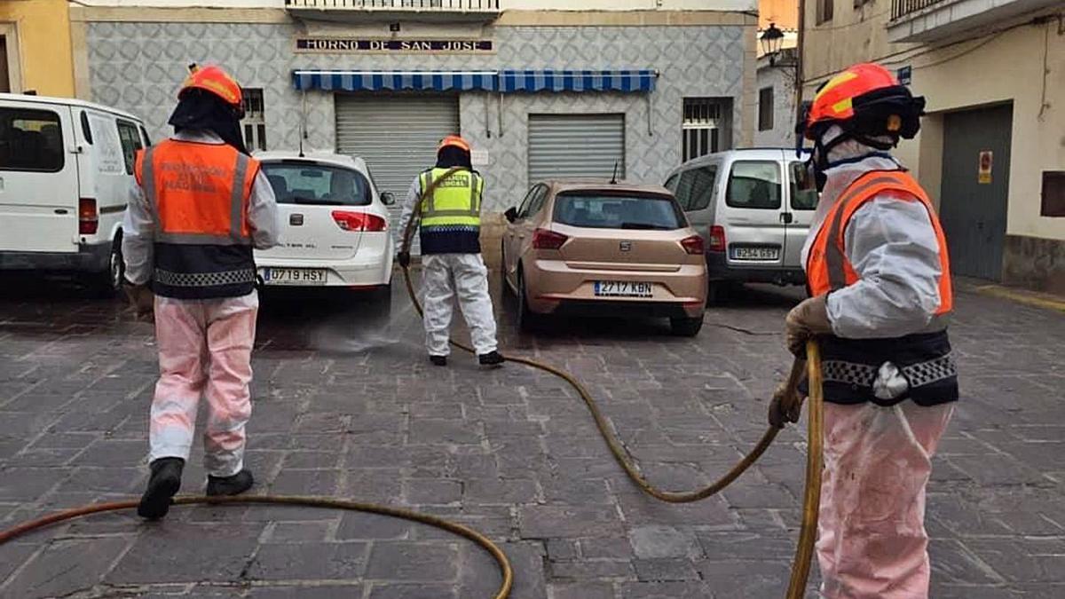 Voluntarios de Protección Civil realizando labores de desinfección en Nàquera. | LEVANTE-EMV