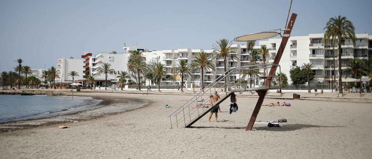 La playa de ses Figuertes, libre de hamacas, ayer por la mañana. | TONI ESCOBAR