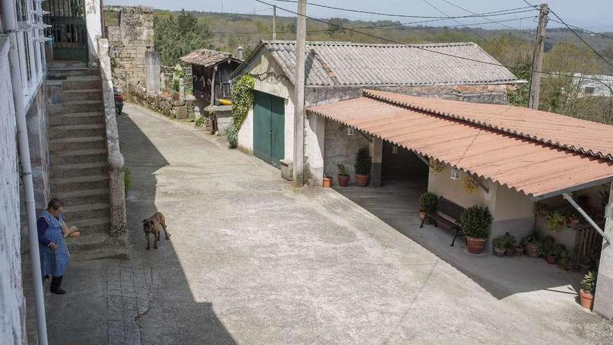 La mujer que sufrió el atraco, en la puerta de su casa.  // Brais Lorenzo