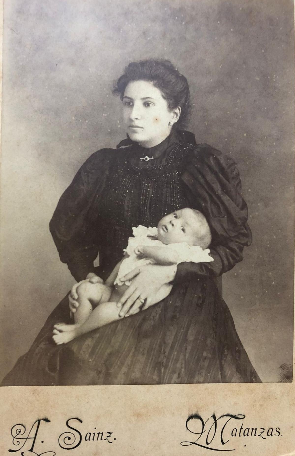 Herminia Valdés en Cuba con su primer hijo Rafael.
