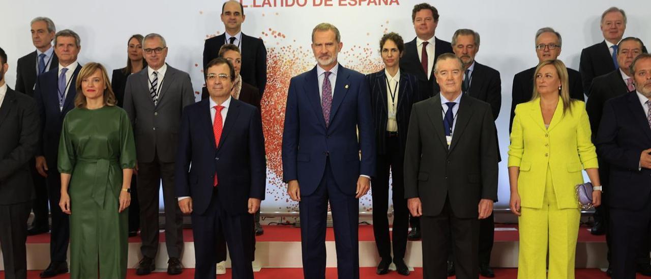 El rey Felipe VI posa para una foto de familia en el XXV Congreso Nacional de la Empresa Familiar.