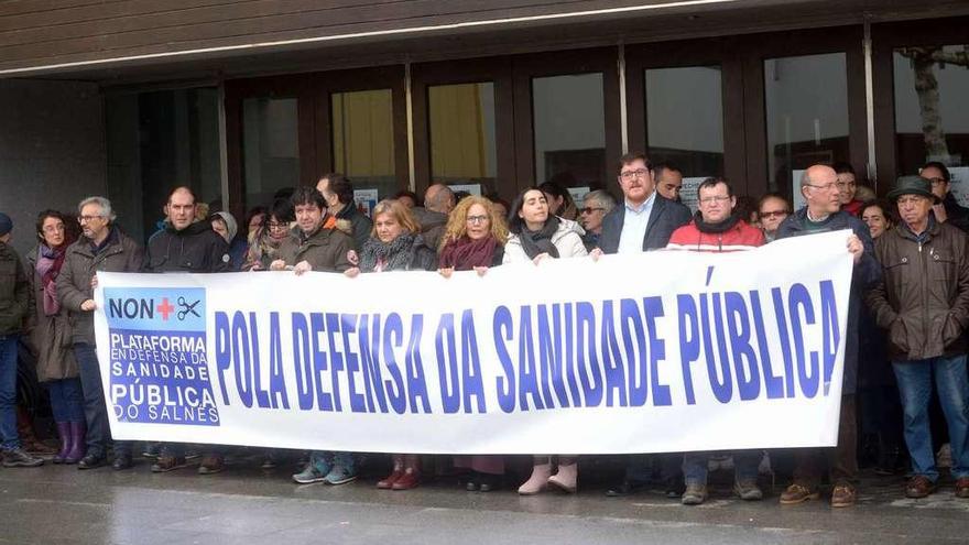 Un momento de la concentración que se celebró a mediodía frente a la casa consistorial de A Illa. // Noé Parga