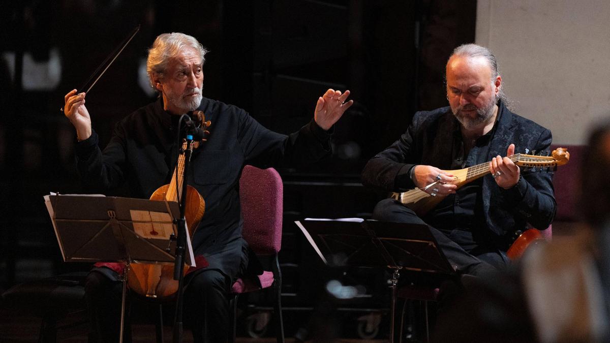 Jordi Savall, a la izquierda, en un momento del concierto