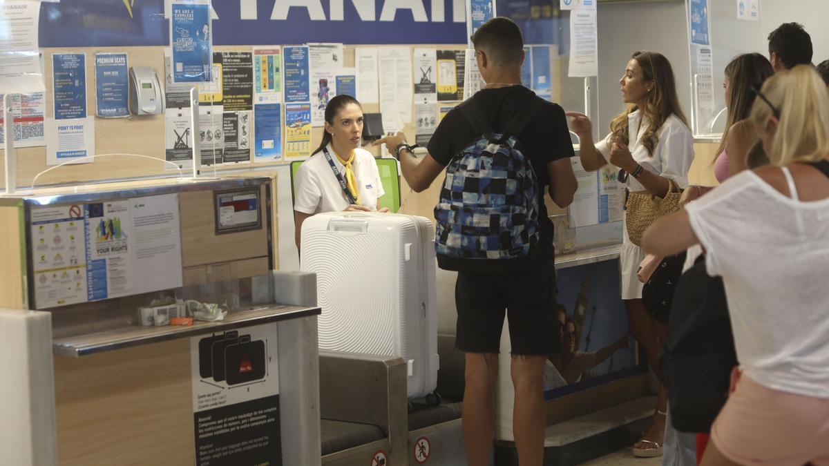 Cola en la facturación de maletas de Ryanair en Manises. en una imagen reciente.