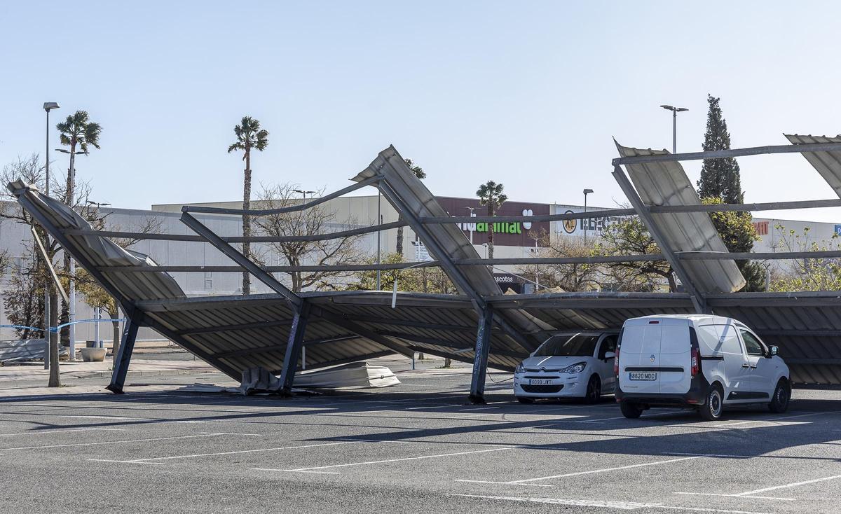 Una valla de publicidad cayó en el parking de San Vicente del Raspeig en el último temporal de viento.